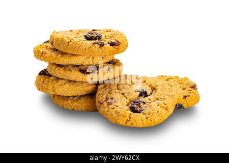 Pile de flocons d'avoine croustillants et biscuits de canneberge isolés sur fond blanc avec chemin de coupe. Banque D'Images