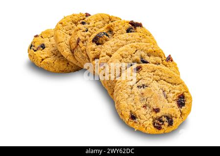 Pile de flocons d'avoine circulaires et biscuits de canneberge isolés sur fond blanc avec chemin de découpage. Banque D'Images