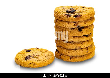 Pile de flocons d'avoine circulaires faits maison et biscuits de canneberge isolés sur fond blanc avec chemin de découpage. Banque D'Images