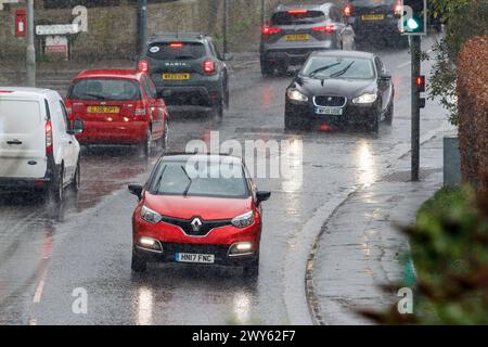 Chippenham, Wiltshire, Royaume-Uni, 4 avril 2024. Avec la tempête Kathleen qui devrait apporter des rafales allant jusqu'à 70 km/h le long de la côte ouest de l'Angleterre et de l'Écosse samedi, les conducteurs de voiture sont photographiés bravant les averses de pluie à Chippenham alors que des averses de pluie torrentielles font leur chemin à travers le sud de l'Angleterre. Crédit : Lynchpics/Alamy Live News Banque D'Images