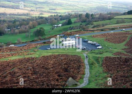 Café et parking depuis les rochers Cow & Calf sur le chemin de liaison Ebor Way/Dales Way au-dessus d'Ilkley dans le parc national des Yorkshire Dales. Banque D'Images