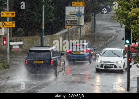 Chippenham, Wiltshire, Royaume-Uni, 4 avril 2024. Avec la tempête Kathleen qui devrait apporter des rafales allant jusqu'à 70 km/h le long de la côte ouest de l'Angleterre et de l'Écosse samedi, les conducteurs de voiture sont photographiés bravant les averses de pluie à Chippenham alors que des averses de pluie torrentielles font leur chemin à travers le sud de l'Angleterre. Crédit : Lynchpics/Alamy Live News Banque D'Images