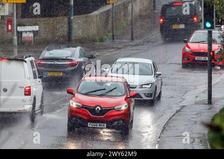 Chippenham, Wiltshire, Royaume-Uni, 4 avril 2024. Avec la tempête Kathleen qui devrait apporter des rafales allant jusqu'à 70 km/h le long de la côte ouest de l'Angleterre et de l'Écosse samedi, les conducteurs de voiture sont photographiés bravant les averses de pluie à Chippenham alors que des averses de pluie torrentielles font leur chemin à travers le sud de l'Angleterre. Crédit : Lynchpics/Alamy Live News Banque D'Images