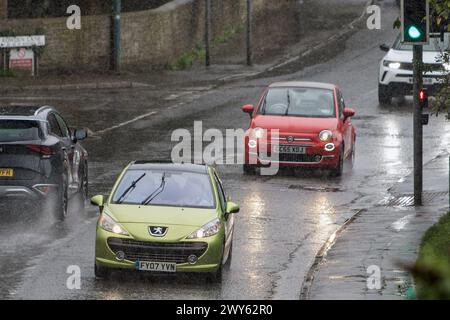 Chippenham, Wiltshire, Royaume-Uni, 4 avril 2024. Avec la tempête Kathleen qui devrait apporter des rafales allant jusqu'à 70 km/h le long de la côte ouest de l'Angleterre et de l'Écosse samedi, les conducteurs de voiture sont photographiés bravant les averses de pluie à Chippenham alors que des averses de pluie torrentielles font leur chemin à travers le sud de l'Angleterre. Crédit : Lynchpics/Alamy Live News Banque D'Images