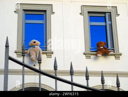 deux ours en peluche assis sur les fenêtres Banque D'Images