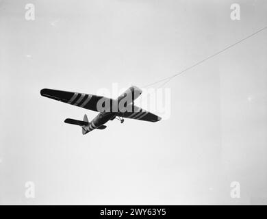 ROYAL AIR FORCE : QUARTIER GÉNÉRAL ALLIED EXPEDITIONARY AIR FORCE, NO 38 GROUP RAF. - Un planeur Horsa prend les airs alors qu'il est remorqué hors de la piste de Mount Farm, Oxfordshire, pendant un exercice. , Royal Air Force, Expeditionary Air Wing, 34 Banque D'Images