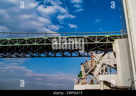 Un grand cargo passant sous le pont, photographie prise depuis le pont du navire. Banque D'Images