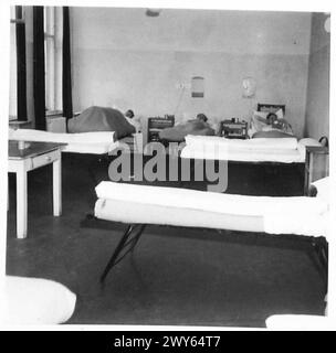 Vue d'une grande salle à l'intérieur d'un hôpital de caserne de la Wehrmacht en Allemagne, inspectée par le personnel de l'armée britannique du Rhin. Banque D'Images