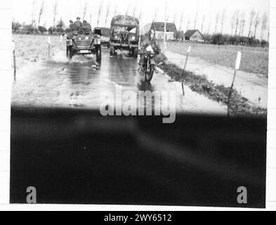 POUSSÉE BRITANNIQUE AU NORD DE MARK, HOLLANDE - une idée des inondations en Hollande : route inondée et trafic WD passant à travers. , Armée britannique, 21e groupe d'armées Banque D'Images