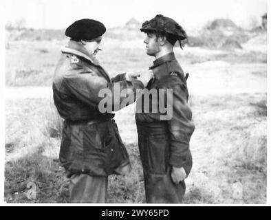 LE C-in-C AVEC SES TROUPES AVANCÉES - CSM H Green des Argylle et Sutherland Highlanders, dont la maison est à Binfield, Dorkshire, a été appelé hors de la ligne à Goch pour recevoir le ruban du DCM qu'il a gagné le premier jour de l'attaque, quand il prit le commandement de sa compagnie près de Nimègue après que tous ses officiers soient devenus des victimes. On le voit ici recevoir le ruban du DCM du C-in-C. , Armée britannique, 21e groupe d'armées Banque D'Images