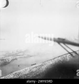 LA DEUXIÈME ACTION NAVALE BRITANNIQUE AU LARGE DE NARVIK. 13 AVRIL 1940, PHOTOGRAPHIES AÉRIENNES D'UN AVION D'ARMEMENT AÉRIEN DE LA FLOTTE. - Narvik Harbour montrant les épaves des navires de transport et de ravitaillement allemands. L'objet noir au premier plan gauche est la poupe d'un navire allemand coulé. , Banque D'Images