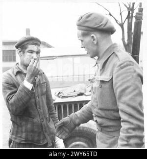 LES TROUPES QUI AVANCENT atteignent CELLE - Un russe montrant à un soldat britannique les amrks de son passage à tabac alors qu'il était dans le camp de prisonniers. , Armée britannique, 21e groupe d'armées Banque D'Images