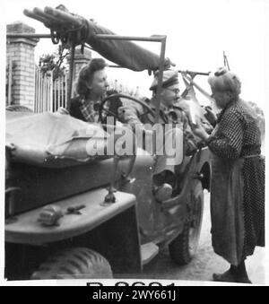 LE MÉDECIN DE L'ARMÉE AGIT EN TANT QUE MÉDECIN DE VILLAGE LORSQU'IL N'EST PAS EN SERVICE - une femme française âgée demande conseil au MO. , Armée britannique, 21e groupe d'armées Banque D'Images