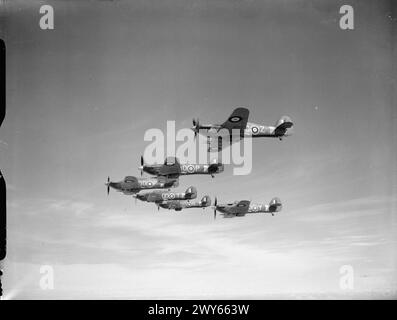 Six Hawker Hurricane Mark IIC du No. 3 Squadron RAF à Hunsdon, Hertfordshire, volent en formation sous le commandement de la Royal Air Force Fighter Command en 1939-1945. Banque D'Images