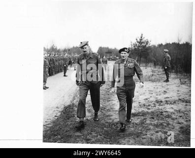 LE CHANCELIER DE L'ÉCHIQUIER VISITE LES CHEFS DE GUERRE ET LE MARÉCHAL MONTGOMERY AVEC 52 (PLAINE) DIV - le commandant en chef avec le lieutenant-colonel C.F. Nason. , Armée britannique, 21e groupe d'armées Banque D'Images