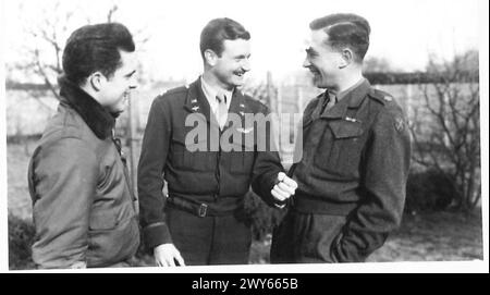 AVION ATTERRI AVEC PILOTE MORT - Major J.R.E. Harden, MC, (à droite), raconte son expérience de gauche à droite : Lt. L.J. Strona, de Pomona, Californie Capt E.R. Russell, de Mount Olive, Mississipi deux pilotes de l'US Army Air corps. , Armée britannique, 21e groupe d'armées Banque D'Images