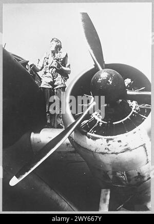 Un pilote australien pilote un avion Hudson au-dessus de Heligoland dans le cadre des opérations de la Royal Air Force, démontrant des missions de reconnaissance et de patrouille. Banque D'Images