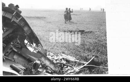 LES TROUPES AÉROPORTÉES ATTERRISSENT À L'EST DU RHIN - Une scène sur l'un des champs après que les planeurs aient atterri, armée britannique, 21e groupe d'armées Banque D'Images