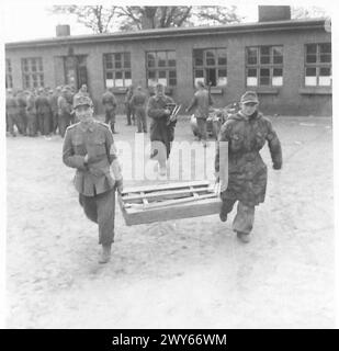 La 5e DIVISION AVANCE DE L'ELBE VERS LUBECK - les troupes allemandes transportent des fusils et des munitions et les remettent dans les magasins de la caserne. , Armée britannique, 21e groupe d'armées Banque D'Images