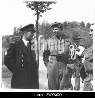 LES ALLEMANDS CHERCHENT LA PAIX À HAMBOURG - le lieutenant Hain, l'officier de marine, qui a amené le colonel allemand à travers les lignes discutant avec le brigadier Colville. , Armée britannique, 21e groupe d'armées Banque D'Images