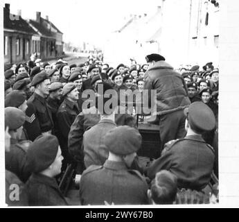 FIELD MARSHAL MONTGOMERY AVEC 5TH CDN ARMD DIV - la Jeep du Field Marshal entourée par les hommes du Westminster Regt. , Armée britannique, 21e groupe d'armées Banque D'Images