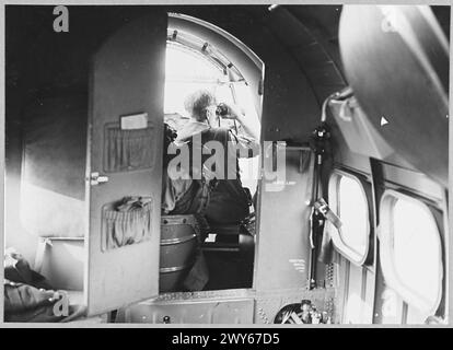 Un avion Hudson survole Heligoland tandis que le navigateur utilise des jumelles à fort grossissement pour observer l'île de Sylt à sept milles sur la proue tribord. Banque D'Images