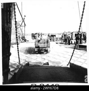 PHOTOGRAPHIES DU PORT PRÉFABRIQUÉ ETC - réservoirs sortant de LST au-dessus du ponton Buffer jusqu'à Pierhead. , Armée britannique, 21e groupe d'armées Banque D'Images