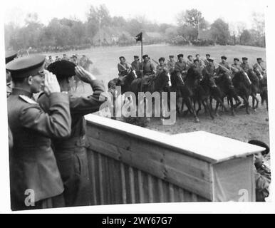 LE MARÉCHAL MONTGOMERY REND VISITE AU MARÉCHAL ROKOSSOVSKY À SON QUARTIER GÉNÉRAL - le maréchal Montgomery reçoit le salut alors qu'un régiment de Cosaques passe devant. Avec lui se trouve le général Rokossovsky et des officiers d'état-major. , Armée britannique, 21e groupe d'armées Banque D'Images