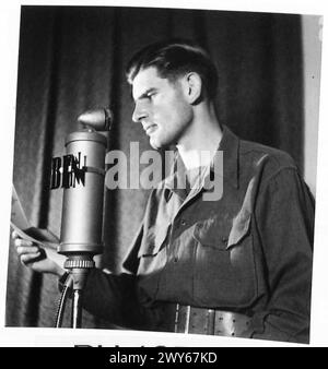 RÉSEAU DES FORCES BRITANNIQUES : HAMBOURG - lance Caporal George Lunn [R.C.C.S.] âgé de 25 ans. Originaire de Duke Street, Hamilton, Ontario. Était à la radio avant de rejoindre l'armée. A travaillé pour des stations canadiennes, CJAT., Trail BC., CKLN Nelson [Colombie-Britannique] et commercial Radio. Est très enthousiaste et reviendra à la radiodiffusion. Présente des émissions spéciales des Forces canadiennes. A été avec l'unité depuis qu'elle a commencé en octobre,1944. , Armée britannique du Rhin Banque D'Images