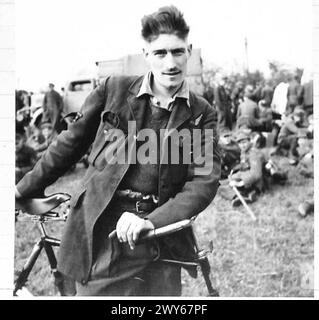 AVANCEZ DE L'ELBE VERS LUBECK - F/SGT. D.H.Brown, RAF de 5 Bowerham Terrace, Lancaster. Prisonnier en Allemagne depuis 2 ans. , Armée britannique, 21e groupe d'armées Banque D'Images