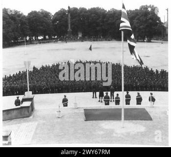 LE COMMANDANT DE la 2ème ARMÉE DIT ADIEU À la 15ème DIVISION ÉCOSSAISE - le commandant de la 2ème armée, le lieutenant-général Sir Miles Dempsey s'adresse aux hommes de la 15ème division écossaise réunis autour de lui à Schwerin, en Allemagne du Nord. Il fit ses adieux à la Division qui, selon lui, était « inégalée » et les remercia pour leur magnifique travail vers la défaite de l'Allemagne. , Armée britannique, 21e groupe d'armées Banque D'Images