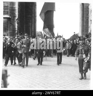 Le général Charles de Gaulle quitte l'Arc de Triomphe à Paris après avoir déposé une couronne sur le Tombeau du guerrier inconnu lors d'une cérémonie à laquelle assiste l'armée britannique, 21e groupe d'armées. Banque D'Images