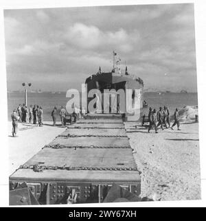 PHOTOGRAPHIES DE PORT PRÉFABRIQUÉ, ETC - Les plates-formes ferroviaires ont atterri du Landing Ship Tank. , Armée britannique, 21e groupe d'armées Banque D'Images