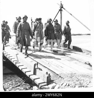 Le maréchal Montgomery, accompagné du général Ridgway et d'officiers du génie, traverse un pont construit au-dessus de l'Elbe à Blechede lors des opérations de l'armée britannique dans le Nord-Ouest de l'Europe. Banque D'Images