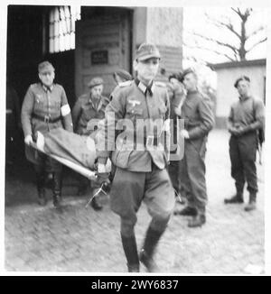 LES TROUPES QUI AVANCENT atteignent CELLE - les officiers allemands font sortir le corps. , Armée britannique, 21e groupe d'armées Banque D'Images