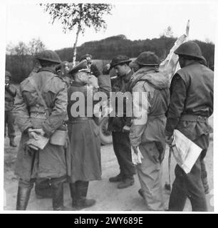 LES ALLEMANDS CHERCHENT LA PAIX À HAMBOURG - donnant le salut nazi alors qu'ils font leurs adieux sur la route de Hambourg. , Armée britannique, 21e groupe d'armées Banque D'Images