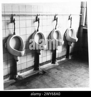 Une CASERNE DE LA WEHRMACHT ET UN HÔPITAL EN ALLEMAGNE - vue des latrines dans la caserne de la Wehrmacht, Munster. , Armée britannique du Rhin Banque D'Images