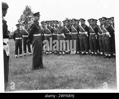 VÉTÉRANS DU DÉSERT EN DÉFILÉ - le Grand Prévôt, remerciant les hommes pour le travail qu'ils ont accompli, et les avertissant maintenant que leurs devoirs de temps de guerre sont terminés, qu'ils doivent être fermes dans leur traitement du peuple allemand. , Armée britannique, 21e groupe d'armées Banque D'Images