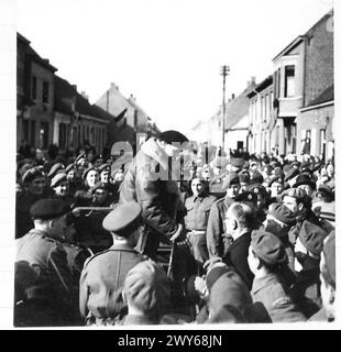 FIELD MARSHAL MONTGOMERY AVEC la 5TH CDN ARMD DIV - le C-in-C s'arrête pour parler aux troupes lors de sa tournée de la 5ème CDN ARMD div dans la région de Dixmuide et Ypres. , Armée britannique, 21e groupe d'armées Banque D'Images