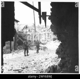 La photographie montre deux soldats de la compagnie 'B', 5e bataillon KOSB, marchant dans les rues de Waldfeucht pendant les opérations de l'armée britannique. Banque D'Images