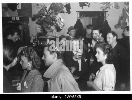 SCÈNES DANS Un CAFÉ DES ÉTUDIANTS À BRUXELLES - photos prises dans la «jambe en bois» montrant les étudiants et les soldats britanniques s'amuser. , Armée britannique, 21e groupe d'armées Banque D'Images