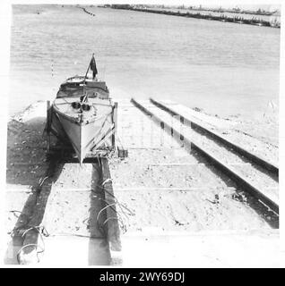 PHOTOGRAPHIES DE PORT PRÉFABRIQUÉ, ETC - Le lancement a atterri sur une rampe de béton, armée britannique, 21e groupe d'armées Banque D'Images