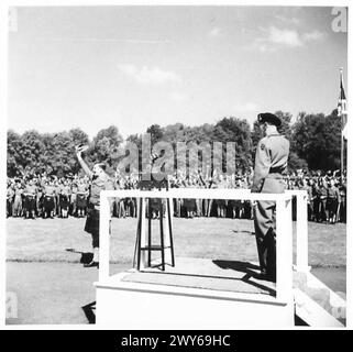 LE MARÉCHAL MONTGOMERY INSPECTE LES UNITÉS DE LA 15E DIVISION ÉCOSSAISE : LUBECK - les troupes acclamant 'Monty'. , Armée britannique, 21e groupe d'armées Banque D'Images