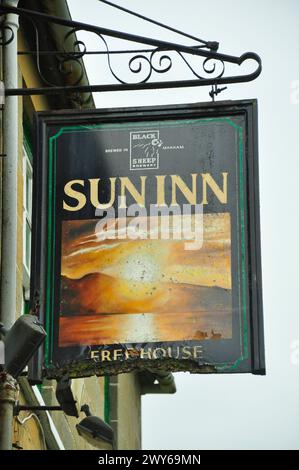 Le panneau suspendu au Sun Inn dans la vallée de Bilsdale construit en 1914 pour remplacer l'ancien Sun Inn situé dans la Spout House voisine. Un match de cricket était rep Banque D'Images