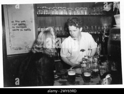 SCÈNES DANS Un CAFÉ DES ÉTUDIANTS À BRUXELLES - photos prises dans la «jambe en bois» montrant les étudiants et les soldats britanniques s'amuser. , Armée britannique, 21e groupe d'armées Banque D'Images