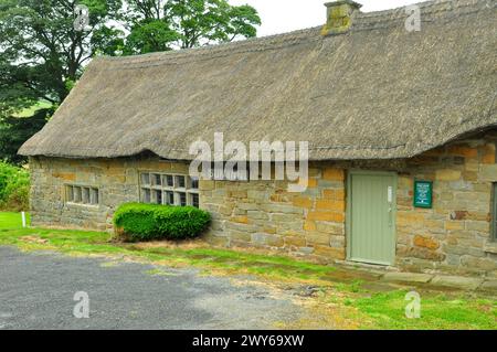 Le Spout House, dans la vallée de Bilsdale, a été construit au 16ème siècle en grès sous un toit de chaume et est devenu un pub, le Sun Inn, en t Banque D'Images