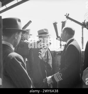 WINSTON CHURCHILL PENDANT LA SECONDE GUERRE MONDIALE AU ROYAUME-UNI - le premier ministre Winston Churchill surveille la Manche lors d'une tournée des défenses d'invasion sur la côte sud de l'Angleterre le 20 juin 1941. Il est accompagné du chef d'état-major général impérial, le général John Dill, et du vice-amiral Bertram Ramsay. , Churchill, Winston Leonard Spencer, Dill, John Greer, Ramsay, Bertram Home Banque D'Images