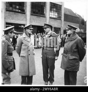 DISSOLUTION DE 191 HERTS & ESSEX YEOMANRY FD REGT RA - le lieutenant-général Sir J. Crocker discute avec le lieutenant-colonel Hope, DSO, OC 191 Herts & Essex Yeomanry FD Regt R.A. de l'armée britannique, 21e groupe d'armées Banque D'Images