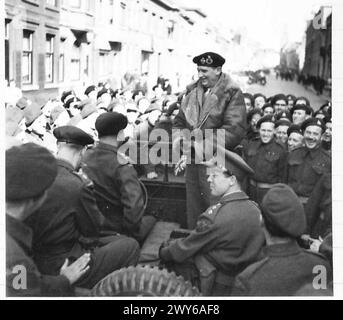 FIELD MARSHAL MONTGOMERY AVEC 5TH CDN ARMD DIV - le C-en-C parlant aux hommes du RCEME. , Armée britannique, 21e groupe d'armées Banque D'Images