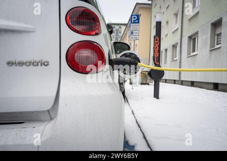 18 janvier 2024, Hesse, Francfort-sur-le-main : voitures à une station de recharge dans l'hivernage Francfort-sur-le-main. Photo : Frank Rumpenhorst/dpa/Frank Rumpenhorst/dpa Banque D'Images